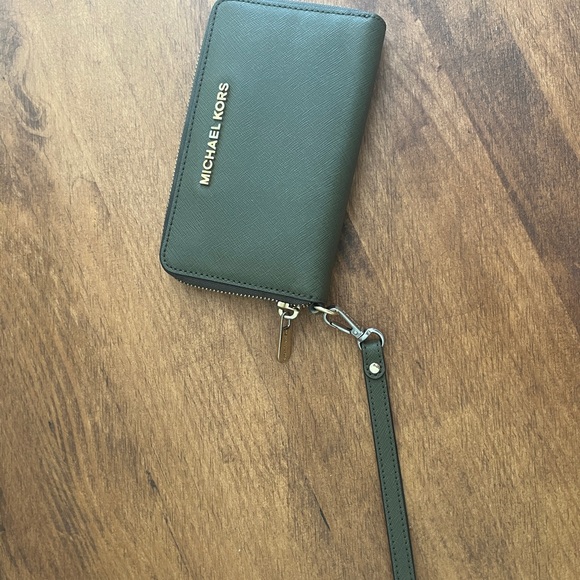 Michael Kors Green Wristlet wallet - Picture 2 of 8